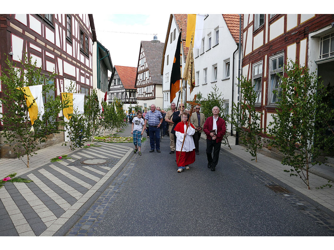 Fronleichnamsprozession durch die Straßen von Naumburg (Foto: Karl-Franz Thiede)